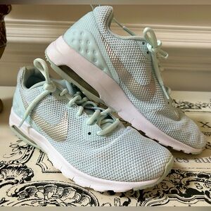 Nike Air Max in mint/silver. Size 9.
